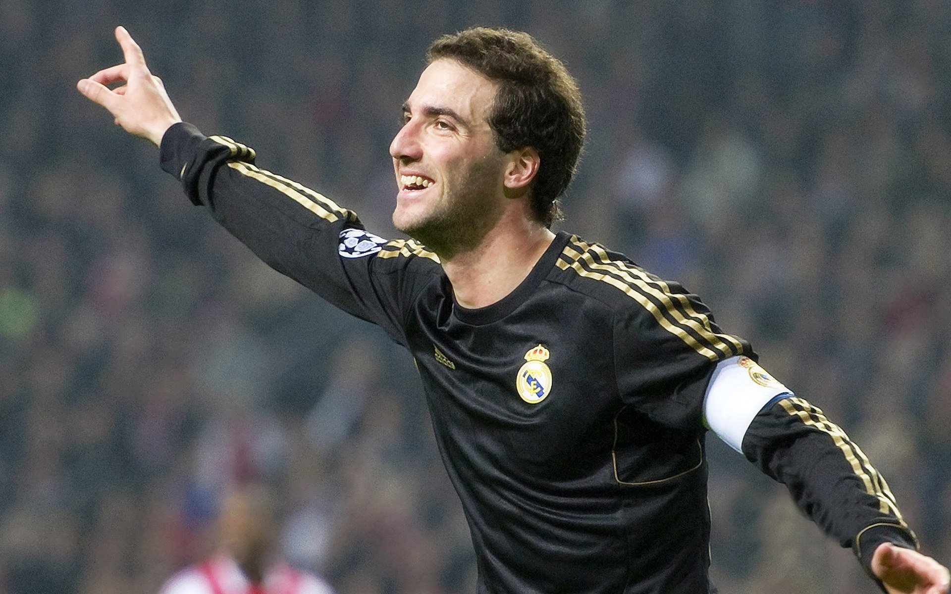 比赛现场掌声如潮,气氛火爆异常,赛场上的掌声